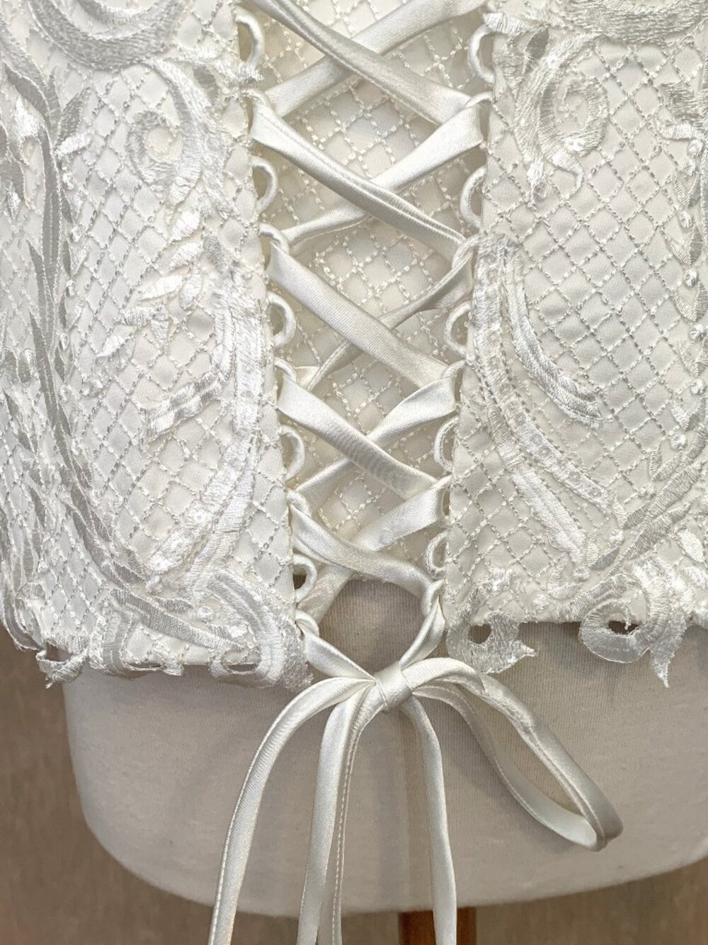 Jana Ann Couture White Lace Bustier Top with Illusion sleeves | Size 16 - Picture 11 of 11